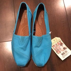 Toms sz 8 Classic style, bright blue canvas color